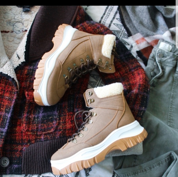 Shoes - 🚨END OF SUMMER SALE// taupe fur Boot